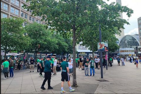 Ο κόσμος του Παναθηναϊκού στην Alexanderplatz πριν τον τελικό