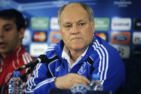 Ajax Amsterdam's Dutch coach Martin Jol gives a press conference at the Abbe Deschamps stadium, in Auxerre on November 2, 2010, on the eve of the UEFA Champions League football match Auxerre vs Ajax Amsterdam. AFP PHOTO / JEFF PACHOUD (Photo credit should read JEFF PACHOUD/AFP/Getty Images)