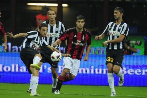 AC Milan's Thiago Silva (C) vies for the ball with Juventus' Claudio Marchiaso (L) during the annual Luigi Berlusconi Trophy football match at the San Siro Stadium on August 22, 2010 in Milan.     AFP PHOTO/ OLIVIER MORIN (Photo credit should read OLIVIER MORIN/AFP/Getty Images)