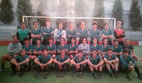 Η Sestao Sport Club τη σεζόν 1985-86. Στην μπροστά σειρά, τρίτος από αριστερά ο Γιόν Ασπιάθου, τέταρτος ο Ερνέστο Βαλβέρδε και τελευταίος δεξιά ο Χοσέ Λουίς Μεντιλίμπαρ. Ακριβώς πίσω από τον Βαλβέρδε, ο προπονητής της ομάδας, Χαβιέρ Ιρουρέτα.