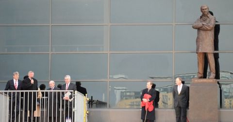 23 November 2012 - MANCHESTER - UK  SIR ALEX FERGUSON'S WIFE UNVEILS A BRONZE STATUE OF HIM IN FRONT OF MANCHESTER UNITED PAST AND PRESENT LEGENDS AT OLD TRAFFORD TODAY.  BYLINE MUST READ : XPOSUREPHOTOS.COM  ***UK CLIENTS - PICTURES CONTAINING CHILDREN PLEASE PIXELATE FACE PRIOR TO PUBLICATION ***  **UK AND USA CLIENTS MUST CALL PRIOR TO TV OR ONLINE USAGE PLEASE TELEPHONE  44 (0) 208 370 0291 or 1 310 600 4723