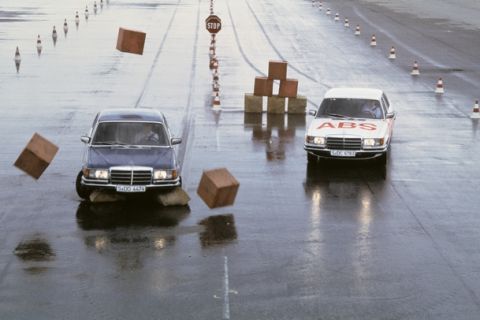 ABS-Versuche im Werk Stuttgart-Untertürkheim der Daimler-Benz AG. Vergleich des Bremsverhaltens von S-Klasse Limousinen der Baureihe 116 mit (rechts) und ohne Anti-Blockier-System auf nasser Fahrbahn. 

ABS testing at the Stuttgart-Untertürkheim plant of Daimler-Benz AG. Comparison of the braking performance of S-Class saloons (model series 116) with (right) and without anti-lock braking system on a wet road surface. 