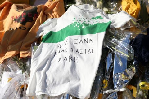 Η μπλούζα που άφησαν οι παίκτες του Παναθηναϊκού στο σημείο της δολοφονίας του 19χρονου Άλκη Καμπανού