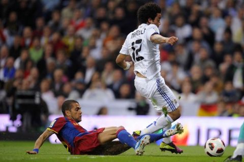 Barcelona's Dani Alves (L) tackles Real Madrid's Marcelo inside the penalty area during their Spanish first division soccer match at Santiago Bernabeu stadium in Madrid April 16, 2011.  REUTERS/Felix Ordonez (SPAIN - Tags: SPORT SOCCER)