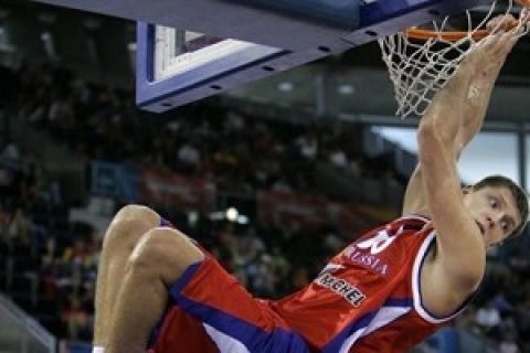 Russian national basketball team player Victor Khryapa, who plays in the U.S. for the Chicago Bulls, dunks against Croatia during their Qualifying round group E match of the EuroBasket Championship in Madrid, Tuesday, Sept. 11 2007.  The final score for for the second round qualifying match Russia 83, Croatia 70.(AP Photo/Bernat Armangue)