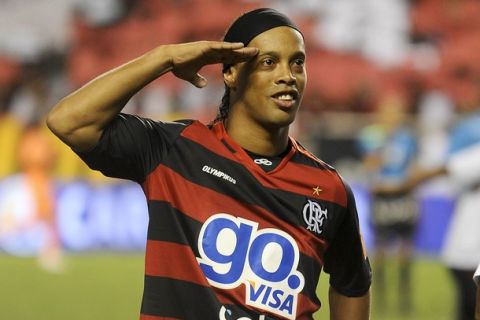 Brazilian footballer Ronaldinho greets fans before the start of his first match playing for Rio de Janeiro-based team Flamengo after leaving Italian club Inter Milan at the Engenhao stadium in Rio de Janeiro, Brazil on February 2, 2011. Flamengo faces Nova Iguacu. AFP  PHOTO  ANTONIO SCORZA (Photo credit should read ANTONIO SCORZA/AFP/Getty Images)