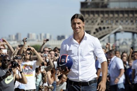 Paris Saint-Germain (PSG) football club's newly recruited Sweden's striker Zlatan Ibrahimovic dribbles in front of the Eiffel tower on July 18, 2012 in Paris.  AFP PHOTO / BERTRAND GUAY        (Photo credit should read BERTRAND GUAY/AFP/GettyImages)