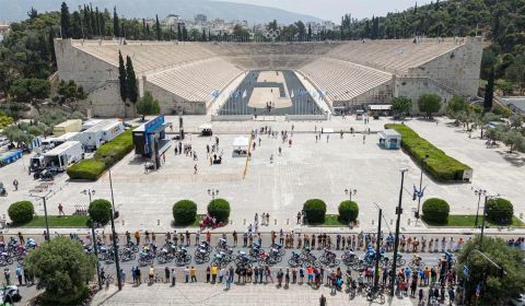 Το πελοτόν περνάει μπροστά από το Παναθηναϊκό Στάδιο. Μια ακόμα ωραία φωτογραφία, που όμως θα μπορούσε να είναι πολύ πιο όμορφη αν ο φίλαθλος κόσμος είχε αγκαλιάσει περισσότερο τον Γύρο Ελλάδας (19/5/2024). 