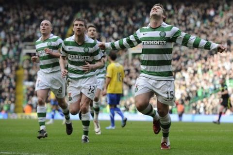 Celtic's Kris Commons (R) celebrates his goal against Hamilton during their Scottish Premier League soccer match at Celtic Park Stadium, Glasgow, Scotland, March 5, 2011. REUTERS/Russell Cheyne (BRITAIN - Tags: SPORT SOCCER)