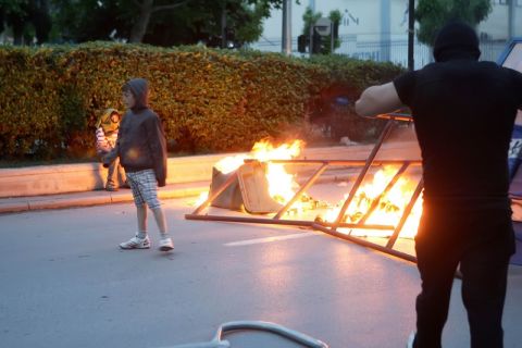 Ξέσπασαν με "ροπαλιές" στους δρόμους