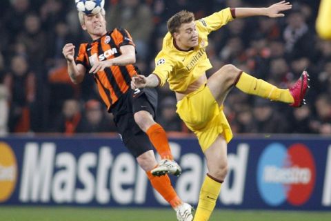 Shakhtar Donetsk's Tomas Hubschman (L) challenges Arsenal's Nicklas Bendtner during their Champions League Group H soccer match at Donbass Arena stadium in Donetsk November 3, 2010.  REUTERS/Gleb Garanich (UKRAINE - Tags: SPORT SOCCER)