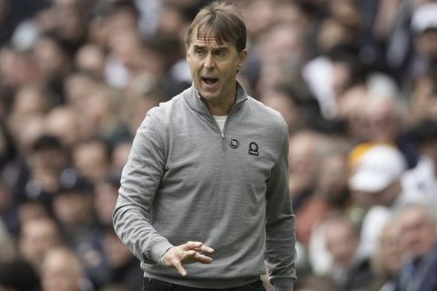 West Ham's head coach Julen Lopetegui reacts during the English Premier League soccer match between Tottenham Hotspur and West Ham United , at the Tottenham Hotspur Stadium in London, Saturday, Oct 19, 2024. (AP Photo/Dave Shopland)