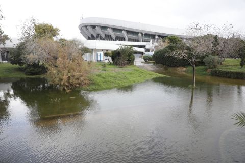 Ολυμπιακός: Σε "λίμνη" μετατράπηκε ο περιβάλλοντας χώρος του ΣΕΦ