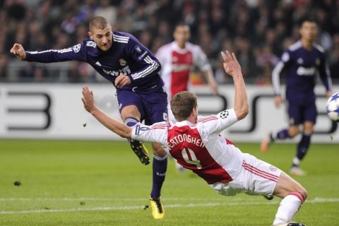 Real Madrid's Karim Benzema (L) scores against Ajax Amsterdam during their Champions  League Group G soccer match in Amsterdam November 23, 2010. REUTERS/Toussaint Kluiters/United Photos (NETHERLANDS - Tags: SPORT SOCCER)