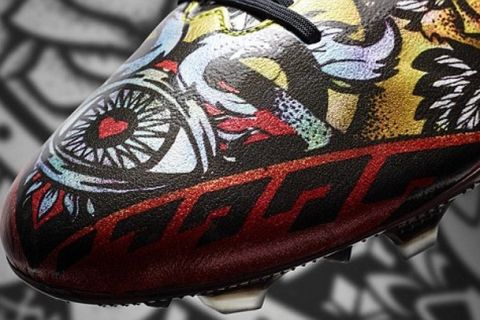 Ο Σουάρες φορά τα adizero f50 Tattoo Pack