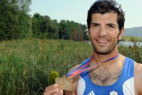 VASILEIOS POLYMEROS (GREECE) POSES WITH HIS GOLD MEDAL AT THE MEN'S LIGHTWEIGHT SINGLE SCULLS FINAL A DURING DAY 2 FISA ROWING WORLD CUP ON ESTANY LAKE IN BANYOLES, SPAIN...BANYOLES , SPAIN , MAY 30, 2009..( PHOTO BY ADAM NURKIEWICZ / MEDIASPORT )..