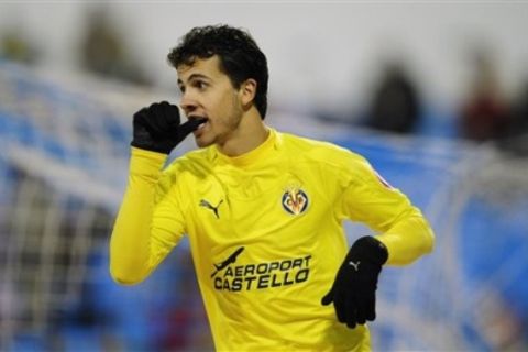 Villarreal's Nilmar, from Brazil, reacts after scoring against Zaragoza during a Spanish La Liga soccer match at the La Romareda stadium in Zaragoza, Spain, Saturday, Nov. 27, 2010. (AP Photo/Manu Fernandez)