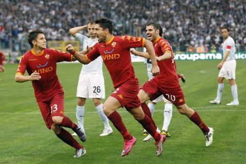 AS Roma's Marco Borriello (C) celebrates with his team mates Simone Perrotta (R) and Leandro Greco (L) after scoring against Lazio during their Italian Serie A soccer match at the Olympic stadium in Rome  November 7, 2010.  REUTERS/Max Rossi   (ITALY - Tags: SPORT SOCCER)