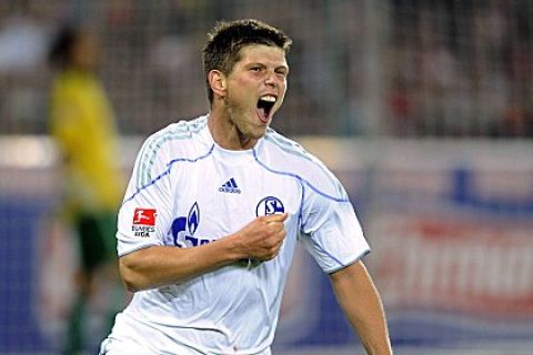 Bildnummer: 06554297  Datum: 22.09.2010  Copyright: imago/Sven Simon
Jubel Klaas Jan HUNTELAAR (FC Schalke 04)nach Tor zum 2-1 . SC Freiburg-Schalke 04. Fussball,Liga1,1.Bundesliga,Saison2010/11,2010/2011 ,Spieltag05, am 22.09.2010. ; Herren Fussball GER 1. BL 2010 2011 Freiburg Aktion Aufmacher vdig xsk 2010 quer 

Image number 06554297 date 22 09 2010 Copyright imago Sven Simon cheering Klaas Jan Huntelaar FC Schalke 04 After goal to 2 1 SC Freiburg Schalke 04 Football  1 Bundesliga Saison2010 11 2010 2011  at 22 09 2010 men Football ger 1 BL 2010 2011 Freiburg Action shot Highlight Vdig xsk 2010 horizontal  