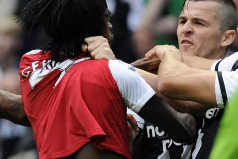 Arsenal's Gervinho (L) scuffles with Newcastle United's Joey Barton resulting in his sending off during their English Premier League soccer match in Newcastle, northern England August 13, 2011. REUTERS/Nigel Roddis (BRITAIN - Tags: SPORT SOCCER IMAGES OF THE DAY) EDITORIAL USE ONLY. No use with unauthorized audio, video, data, fixture lists, club/league logos or "live" services. Online in-match use limited to 45 images, no video emulation. No use in betting, games or single club/league/player publications