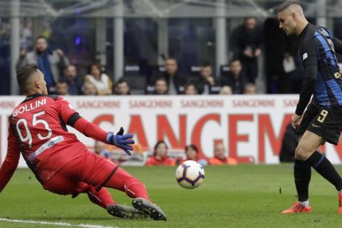 Atalanta goalkeeper Pierluigi Gollini saves on a clear chance to score by Inter Milan's Mauro Icardi during an Italian Serie A soccer match between Inter Milan and Atalanta, at the San Siro stadium in Milan, Italy, Sunday, April 7, 2019. (AP Photo/Luca Bruno)