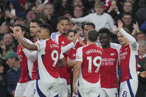 Arsenal's Bukayo Saka, second right, celebrates with teammates after scoring the opening goal during the English Premier League soccer match between Arsenal and Nottingham Forest at Emirates Stadium in London, Saturday, Nov. 23, 2024. (AP Photo/Kin Cheung)