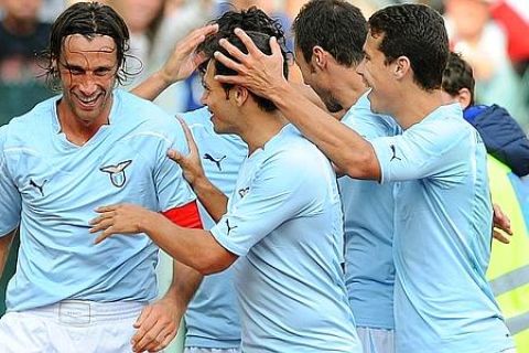 L'esultanza del laziale Stefano Mauri (S) con i compagni Zarate (C) e Hernanes (D) dopo il suo gol durante la partita del campionato di calcio di Serie A, oggi 24 ottobre 2010, allo stadio Olimpico di Roma.  ANSA/CLAUDIO ONORATI





