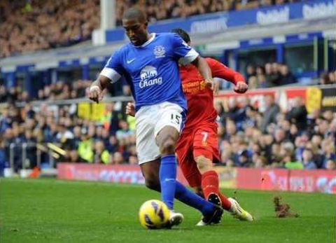 Pic Andrew Teebay. Everton FC v Liverpool FC.
Luis Suarez stands on Sylvain Distin's ankle during a challenge during the 2nd half.