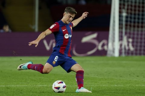 Barcelona's Gavi kicks the ball during a Spanish La Liga soccer match between Barcelona and Athletic Bilbao, at the Olympic Stadium of Montjuic in Barcelona, Spain, Sunday, Oct. 22, 2023. (AP Photo/Joan Monfort )