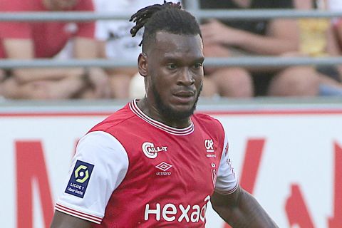 Reims' French defender Andrew Gravillon (R) fights for the ball with Villareal's Spanish defender Alfonso Pedraza (L) during the friendly pre-season football match between Reims and Villareal at the Auguste Delaune Stadium in Reims, northeastern France, on July 24, 2022. (Photo by FRANCOIS NASCIMBENI / AFP)