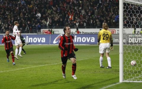 Eintracht Frankfurt's Greek forwarder Theofanis Gekas (C) celebrates after scoring a penalty goal against FSV Mainz 05's goalkeeper Christian Wetklo (R) during their German first division Bundesliga soccer match in Frankfurt, December 4, 2010.   REUTERS/Kai Pfaffenbach (GERMANY) Frankfurt won the match 2-1 (SPORT SOCCER) ONLINE CLIENTS MAY USE UP TO SIX IMAGES DURING EACH MATCH WITHOUT THE AUTHORITY OF THE DFL. NO MOBILE USE DURING THE MATCH AND FOR A FURTHER TWO HOURS AFTERWARDS IS PERMITTED WITHOUT THE AUTHORITY OF THE DFL. FOR MORE INFORMATION CONTACT DFL DIRECTLY