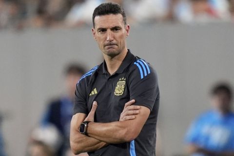 Argentina's coach Lionel Scaloni watches his team playing Chile in a Copa America Group A soccer match in East Rutherford, N.J., Tuesday, June 25, 2024. (AP Photo/Julia Nikhinson)