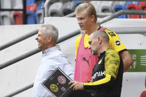 Dortmund's Erling Haaland, center, waits to be substitution near Dortmund coach Lucien Favre, left, during the German Bundesliga soccer match between Fortuna Duesseldorf and Borussia Dortmund in Duesseldorf, Germany, Saturday, June 13, 2020. Because of the coronavirus outbreak all soccer matches of the German Bundesliga take place without spectators. (Bernd Thissen/Pool via AP)