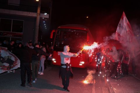 Οι φίλοι του Ολυμπιακού υποδέχθηκαν την αποστολή του Ολυμπιακού στο Αγρίνιο