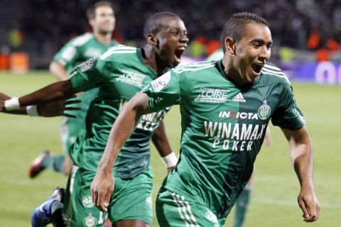 Dimitri Payet (R) of Saint-Etienne reacts after scoring against Olympique Lyon during their French Ligue 1 soccer match at the Gerland stadium in Lyon September 25, 2009.  REUTERS/Robert Pratta (FRANCE - Tags: SPORT SOCCER)