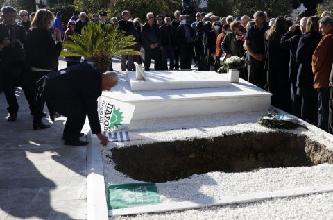 Στιγμιότυπο από την κηδεία του Κώστα Σημίτη