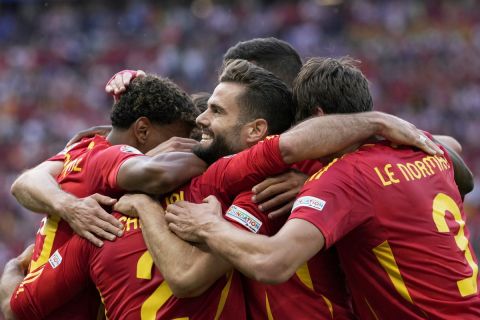 Οι παίκτες της Ισπανίας πανηγυρίζουν το γκολ επί της Κροατίας