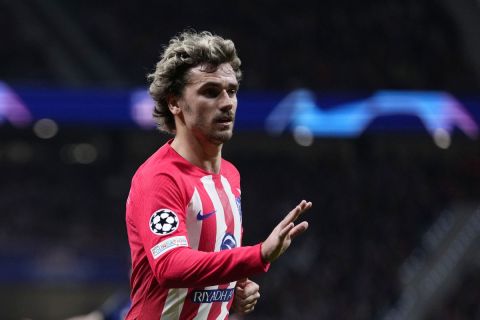 Atletico Madrid's Antoine Griezmann gestures during the Champions League, round of 16, second leg soccer match between Atletico Madrid and Inter Milan at the Metropolitano stadium in Madrid, Spain, Wednesday, March 13, 2024. (AP Photo/Manu Fernandez)