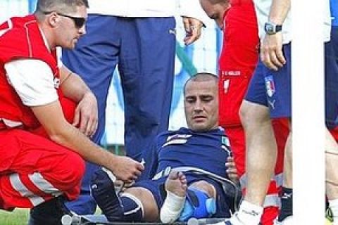 Italy's Fabio Cannavaro lies on the pitch after he was injured during a training session at the Suedstadt stadium in Maria Enzersdorf June 2, 2008. (EURO 2008 Preview) REUTERS/Tony Gentile (AUSTRIA)