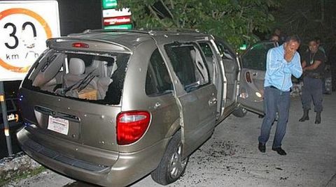 epa02863521 The car in which former Mexican soccer player Ignacio Flores was killed by gun fire between Mexico City and Cuernavaca, Mexico, 11 August 2011.  Flores played in the Argentina soccer World Cup in 1978.  EPA/STR