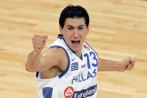 24 September 2005, during the semi final game Greece/France of the European basketball Championships at Belgrade Arena. AFP PHOTO ARIS MESSINIS