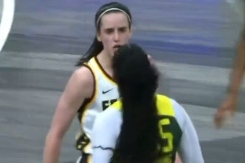 WNBA: Ένταση και τεχνικές ποινές σε Κέιτλιν Κλαρκ και Βικτόρια Βίβιανς στην ήττα της Ιντιάνα από το Σιάτλ