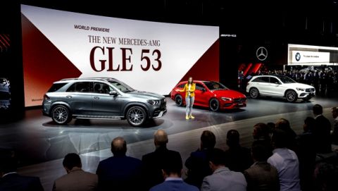 Auf dem Genfer Automobilsalon zeigt Mercedes-Benz die gesamte Bandbreite automobiler Spitzentechnologie. Weltpremiere des AMG GLE 53 4MATIC+ , präsentiert von Nadine Böttner, Produktexpertin bei Mercedes-AMG.(Kraftstoffverbrauch kombiniert: 9,3 l/100 km; CO2-Emissionen kombiniert: 212 g/km). 

At the Geneva International Motor Show, Mercedes-Benz is showcasing the full bandwidth of top-flight automotive technology. World Premiere of the new AMG GLE 53 4MATIC+, presented by Nadine Böttner, product expert at Mercedes-AMG. (fuel consumption combined: 9.3 l/100 km; CO2 emissions combined: 212 g/km) 