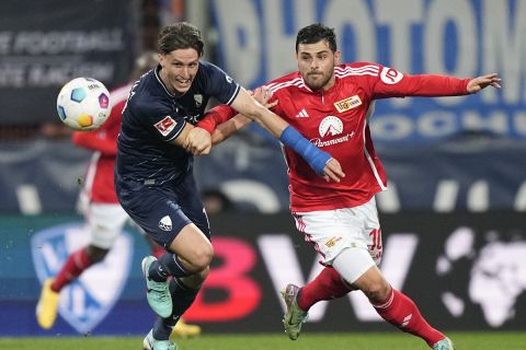 Union's Kevin Volland, right, and Bochum's Tim Oermann challenge for the ball during the German Bundesliga soccer match between VfL Bochum and Union Berlin in Bochum, Germany, Saturday, Dec. 16, 2023. (AP Photo/Martin Meissner)