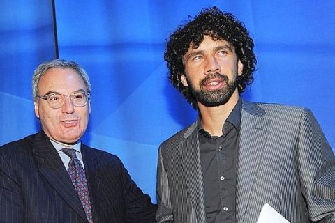 Il presidente della Lega Calcio Maurizio Beretta (S) con il segretario dell'Aic, Damiano Tommasi, in una immagine del 27 luglio 2011 a Milano. 
ANSA/DANIEL DAL ZENNARO