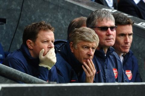 BLACKBURN, ENGLAND - SEPTEMBER 17: Arsene Wenger of Arsenal shows his dissapointment from the bench during the Barclays Premier League match between Blackburn Rovers and Arsenal at Ewood Park on September 17, 2011 in Blackburn, England.  (Photo by Laurence Griffiths/Getty Images)