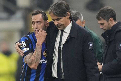 Inter Milan's Hakan Calhanoglu, left, hugs his coach Simone Inzaghi after substituting during a Champions League opening phase soccer match between Inter Milan and Arsenal at the San Siro stadium in Milan, Italy, Wednesday, Nov. 6, 2024. (AP Photo/Luca Bruno)