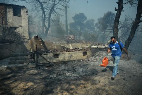 Μαίνεται η πυργκαγιά στη Βορειοανατολική Αττική