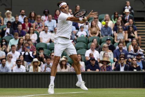 Ο Ρότζερ Φέντερερ στις 3 Ιουλίου 2021 κόντρα στον Κάμερον Νόρι στο Wimbledon για τον τρίτο γύρο του τουρνουά