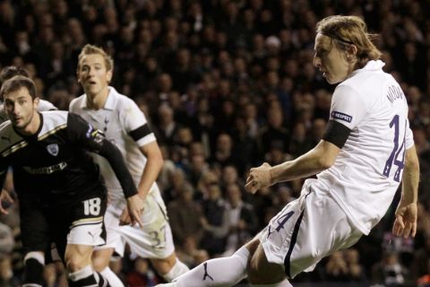 Tottenham's Luca Modric scores a penalty during the Europa League Group A soccer match between Tottenham and PAOK at White Hart Lane stadium in London, Wednesday, Nov. 30, 2011.  (AP Photo/Matt Dunham)